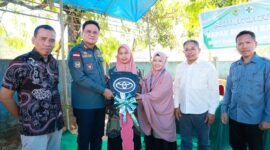 Bupati Barru, Suardi Saleh saat menyerahkan bantuan 2 unit ambulans di Puskesmas Punranga, Pujananting, Kamis (5/9/2024).