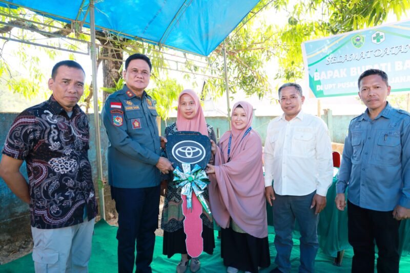 Bupati Barru, Suardi Saleh saat menyerahkan bantuan 2 unit ambulans di Puskesmas Punranga, Pujananting, Kamis (5/9/2024).