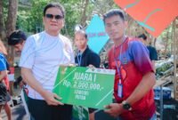 Bupati Barru, Suardi Saleh saat menyerahkan hadiah juara Run To Berru 2024, Minggu (1/9/2024).