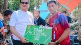 Bupati Barru, Suardi Saleh saat menyerahkan hadiah juara Run To Berru 2024, Minggu (1/9/2024).