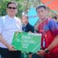Bupati Barru, Suardi Saleh saat menyerahkan hadiah juara Run To Berru 2024, Minggu (1/9/2024).