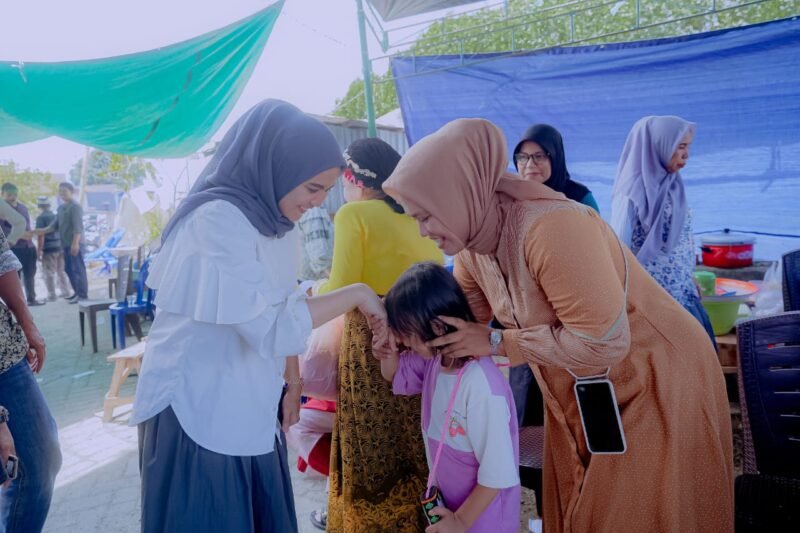 Calon bupati Barru nomor urut 2 Dokter Ulfah saat bertemu warga Barru.