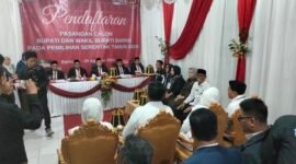 Komisioner KPU Barru saat menerima pendaftar pertama calon bupati dan wakil bupati pasangan dokter Ulfah - MHG, Selasa (27/8/2024).