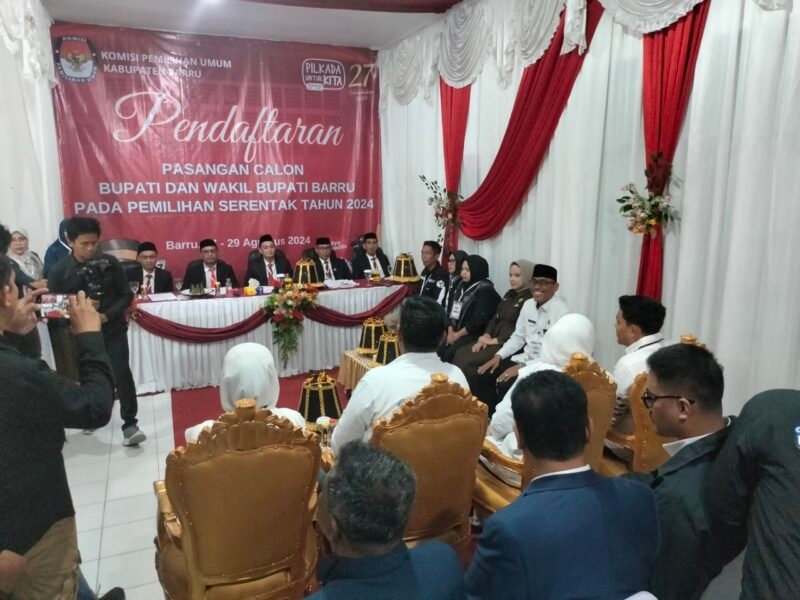 Komisioner KPU Barru saat menerima pendaftar pertama calon bupati dan wakil bupati pasangan dokter Ulfah - MHG, Selasa (27/8/2024).