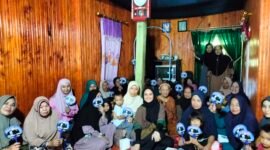 Dokter Ulfah saat melakukan kunjungan silaturrahmi di Dusun Paria, Desa Lempang, Kecamatan Tanete Riaja, Kamis (19/9/2024).
