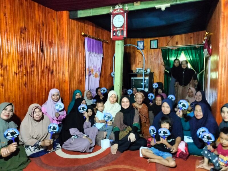 Dokter Ulfah saat melakukan kunjungan silaturrahmi di Dusun Paria, Desa Lempang, Kecamatan Tanete Riaja, Kamis (19/9/2024).
