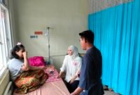 Calon Bupati Barru, Dokter Ulfah saat mengunjungi pasien di RSUD Lapatarai Barru, Rabu (25/9/2024).