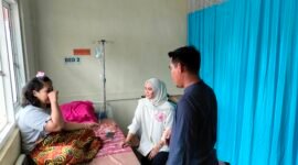 Calon Bupati Barru, Dokter Ulfah saat mengunjungi pasien di RSUD Lapatarai Barru, Rabu (25/9/2024).