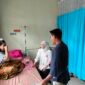 Calon Bupati Barru, Dokter Ulfah saat mengunjungi pasien di RSUD Lapatarai Barru, Rabu (25/9/2024).