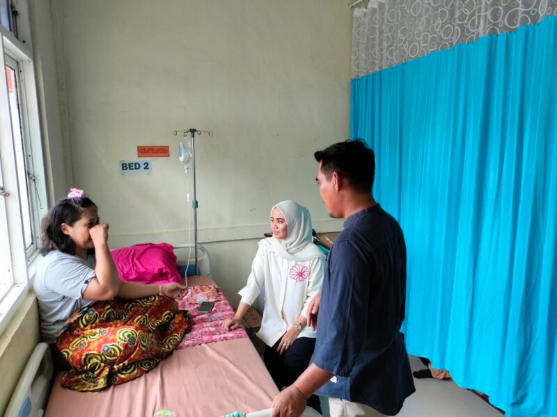 Calon Bupati Barru, Dokter Ulfah saat mengunjungi pasien di RSUD Lapatarai Barru, Rabu (25/9/2024).