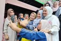 Keakraban Dokter Ulfah saat bersama warga Barru