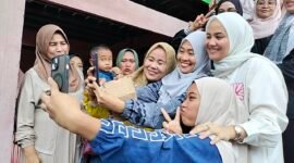 Keakraban Dokter Ulfah saat bersama warga Barru