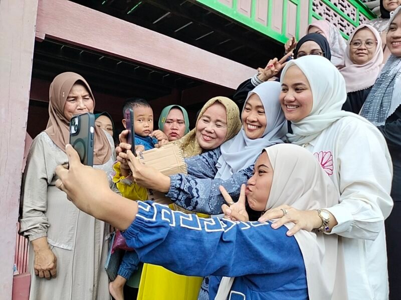 Keakraban Dokter Ulfah saat bersama warga Barru