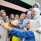 Keakraban Dokter Ulfah saat bersama warga Barru
