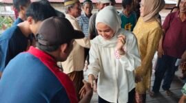 Calon bupati Barru nomor urut 2, Dokter Ulfah saat kunjungan door to door di Soppeng Riaja, Barru, Rabu (25/9/2024).