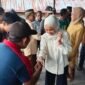 Calon bupati Barru nomor urut 2, Dokter Ulfah saat kunjungan door to door di Soppeng Riaja, Barru, Rabu (25/9/2024).