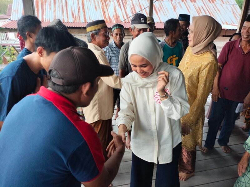 Calon bupati Barru nomor urut 2, Dokter Ulfah saat kunjungan door to door di Soppeng Riaja, Barru, Rabu (25/9/2024).