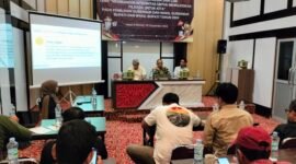Rapat koordinasi KPU Barru bersama media dan LSM terkait membangun integritas dalam Pilkada 2024, di Hotel D'shining, Balusu, Minggu (29/9/2024).