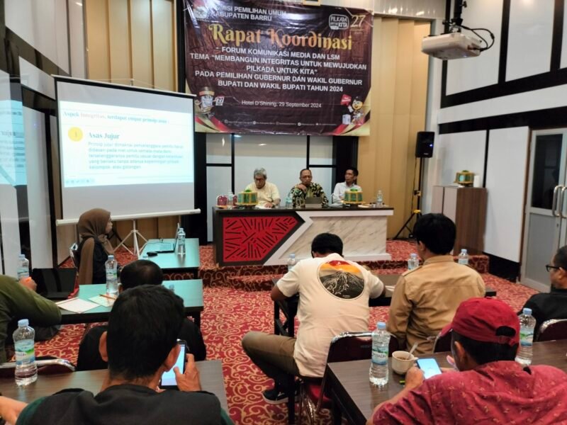 Rapat koordinasi KPU Barru bersama media dan LSM terkait membangun integritas dalam Pilkada 2024, di Hotel D'shining, Balusu, Minggu (29/9/2024).