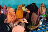 Bakal calon bupati Barru Dokter Ulfah saat silaturrahmi dengan warga Tanete Riaja, Barru, Kamis (19/9/2024).