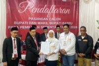 Ketua KPU Barru, Abdul Syafah saat menyerahkan berita acara penerimaan berkas pendaftaran pasangan calon bupati dan wakil bupati, Ulfah - MHG di kantor KPU Barru, Selasa (27/8/2024).