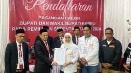 Ketua KPU Barru, Abdul Syafah saat menyerahkan berita acara penerimaan berkas pendaftaran pasangan calon bupati dan wakil bupati, Ulfah - MHG di kantor KPU Barru, Selasa (27/8/2024).
