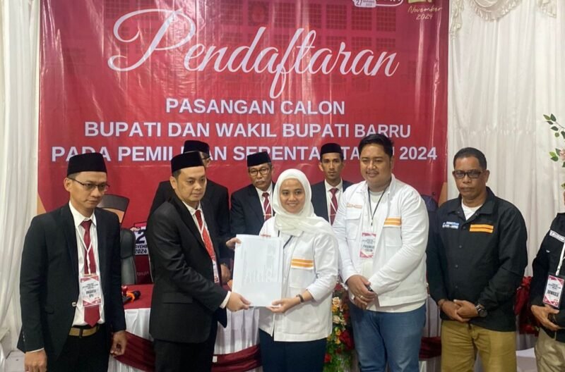 Ketua KPU Barru, Abdul Syafah saat menyerahkan berita acara penerimaan berkas pendaftaran pasangan calon bupati dan wakil bupati, Ulfah - MHG di kantor KPU Barru, Selasa (27/8/2024).
