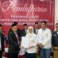 Ketua KPU Barru, Abdul Syafah saat menyerahkan berita acara penerimaan berkas pendaftaran pasangan calon bupati dan wakil bupati, Ulfah - MHG di kantor KPU Barru, Selasa (27/8/2024).