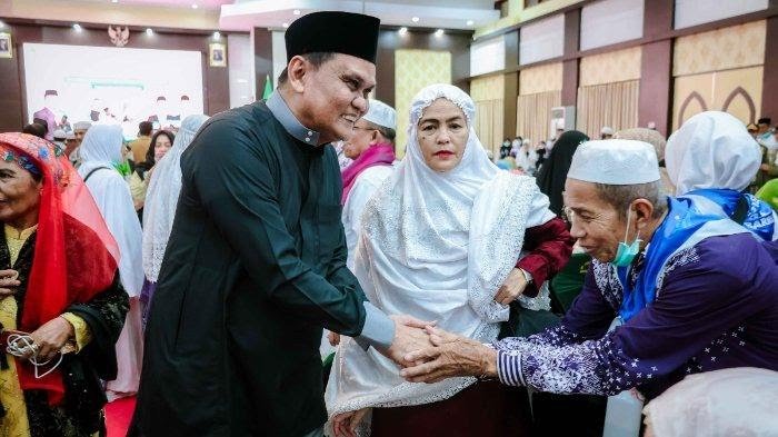 Bupati Barru, Suardi Saleh terima kedatangan jamaah haji yang tergabung dalam kelompok terbang (Kloter) 3 Makassar, Selasa (25/6/2024).