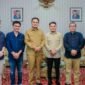 Bupati Barru, H Suardi Saleh menerima kedatangan Panitia Pendaftaran Pemilih (Partarlih) di rumah jabatan Bupati Barru, Selasa (25/6/2024).