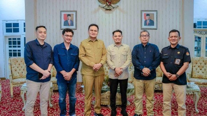 Bupati Barru, H Suardi Saleh menerima kedatangan Panitia Pendaftaran Pemilih (Partarlih) di rumah jabatan Bupati Barru, Selasa (25/6/2024).