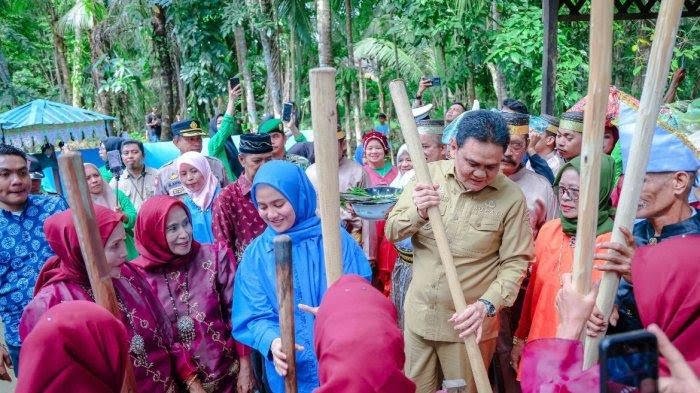 Bupati Barru, Suardi Saleh hadiri pesta panen adat Paenge masyarakat Dusun Birue, Jumat (31/5/2024).