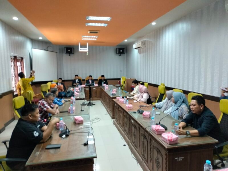 Anggota DPRD Barru saat berkunjung ke kantor DPRD Takalar sharing informasi terkait rencana kerja.