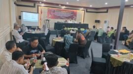 Komisi Pemilihan Umum (KPU) Barru kembali menggelar rapat koordinasi bersama forum media dan LSM di cafe 3 R di Tanete Riaja, Kabupaten Barru, Senin (21/10/2024).
