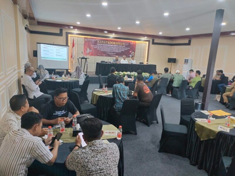 Komisi Pemilihan Umum (KPU) Barru kembali menggelar rapat koordinasi bersama forum media dan LSM di cafe 3 R di Tanete Riaja, Kabupaten Barru, Senin (21/10/2024).
