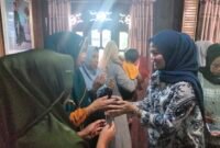 Calon bupati Barru nomor urut 2 dokter Ulfah bersama warga