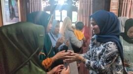 Calon bupati Barru nomor urut 2 dokter Ulfah bersama warga