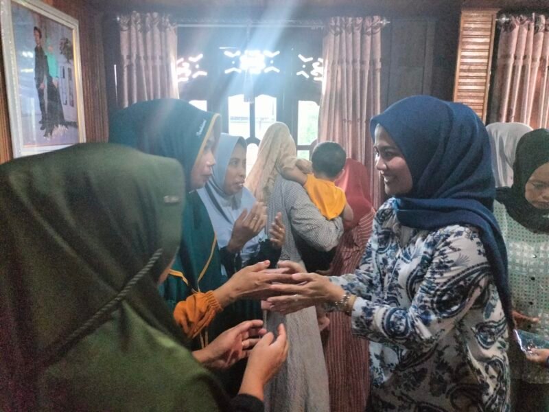 Calon bupati Barru nomor urut 2 dokter Ulfah bersama warga