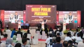 Dokter Ulfah-MHG saat tampil debat publik pertama di gedung Islamic Centre Barru, Rabu (30/10/2024).