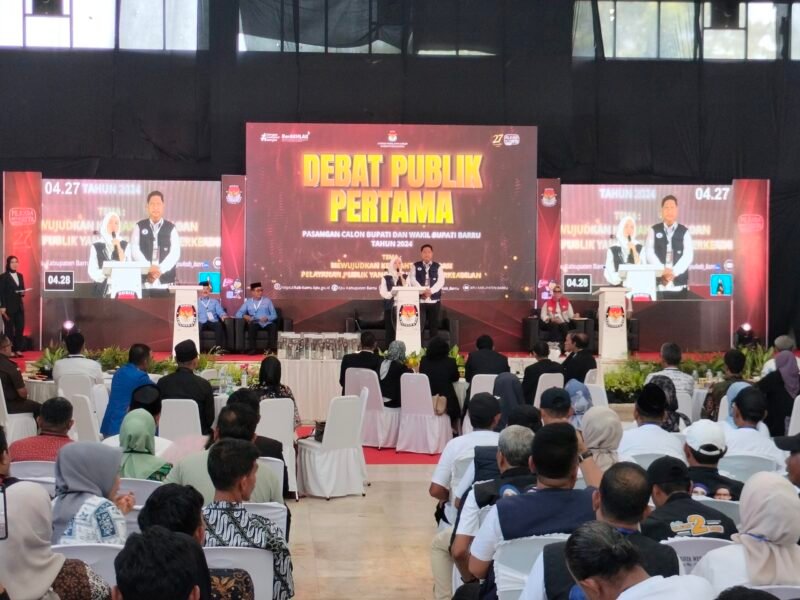 Dokter Ulfah-MHG saat tampil debat publik pertama di gedung Islamic Centre Barru, Rabu (30/10/2024).