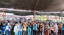 Dokter Ulfah-MHG bersama warga dusun Labuangnge, Desa Kupa, Kecamatan Mallusetasi, Barru, Jumat (1/11/20204).