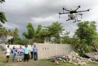 Pasangan dokter Ulfah-MHG menampilkan drone pertanian di Lojie, Desa Bojo, Kecamatan Mallusettasi, Kabupaten Barru, Jumat (1/11/2024).