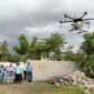 Pasangan dokter Ulfah-MHG menampilkan drone pertanian di Lojie, Desa Bojo, Kecamatan Mallusettasi, Kabupaten Barru, Jumat (1/11/2024).