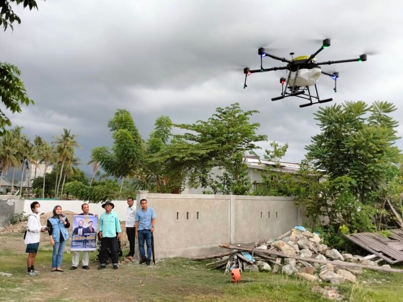 Pasangan dokter Ulfah-MHG menampilkan drone pertanian di Lojie, Desa Bojo, Kecamatan Mallusettasi, Kabupaten Barru, Jumat (1/11/2024).