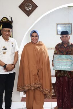 Safari Ramadhan ke-28, Bupati Barru Serahkan Bantuan ke Pengurus Masjid di Gattareng