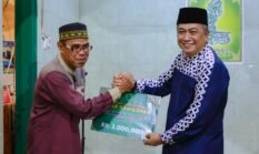 Safari Ramadhan ke-22, Pemda Barru Serahkan Bantuan di Masjid Babussalam Takkalasi