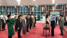 Bupati Barru, Andi Ina Kartika Sari saat melantik enam pejabat eselon III di Baruga Singkerru Ada'e Barru, Rabu (09/07/2025).