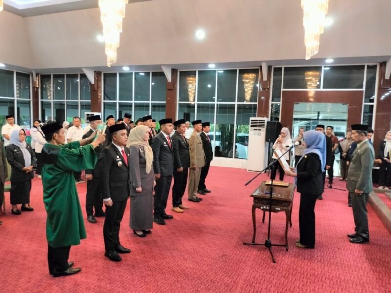 Bupati Barru, Andi Ina Kartika Sari saat melantik enam pejabat eselon III di Baruga Singkerru Ada'e Barru, Rabu (09/07/2025).