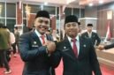 Reza Syahrial (kiri) foto bersama Zulfahmy usai pelantikan di Baruga Singkerru Ada'e Barru, Rabu (09/07/2025).