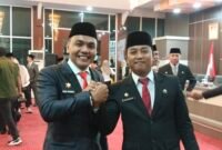 Reza Syahrial (kiri) foto bersama Zulfahmy usai pelantikan di Baruga Singkerru Ada'e Barru, Rabu (09/07/2025).